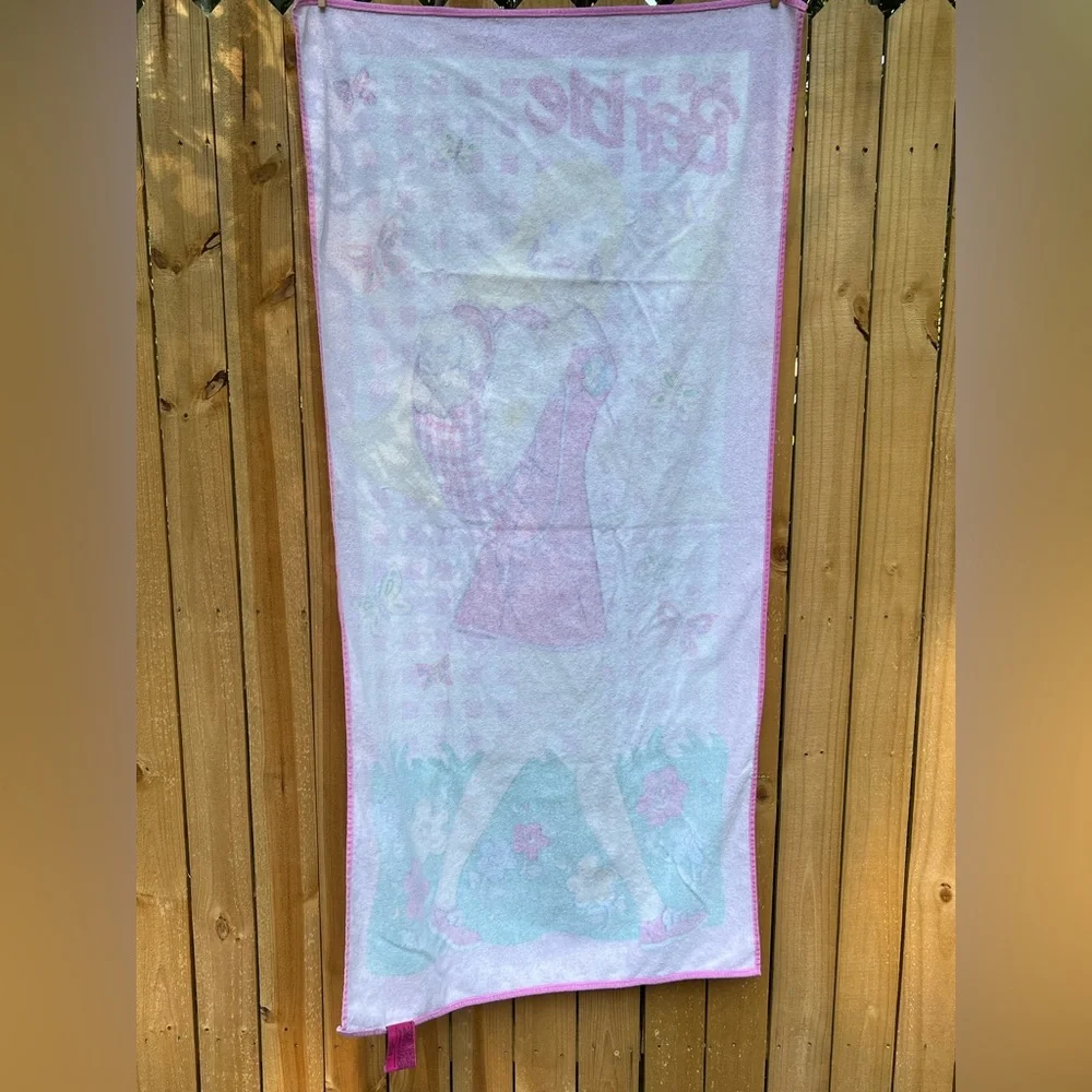 VINTAGE BARBIE BEACH TOWEL.